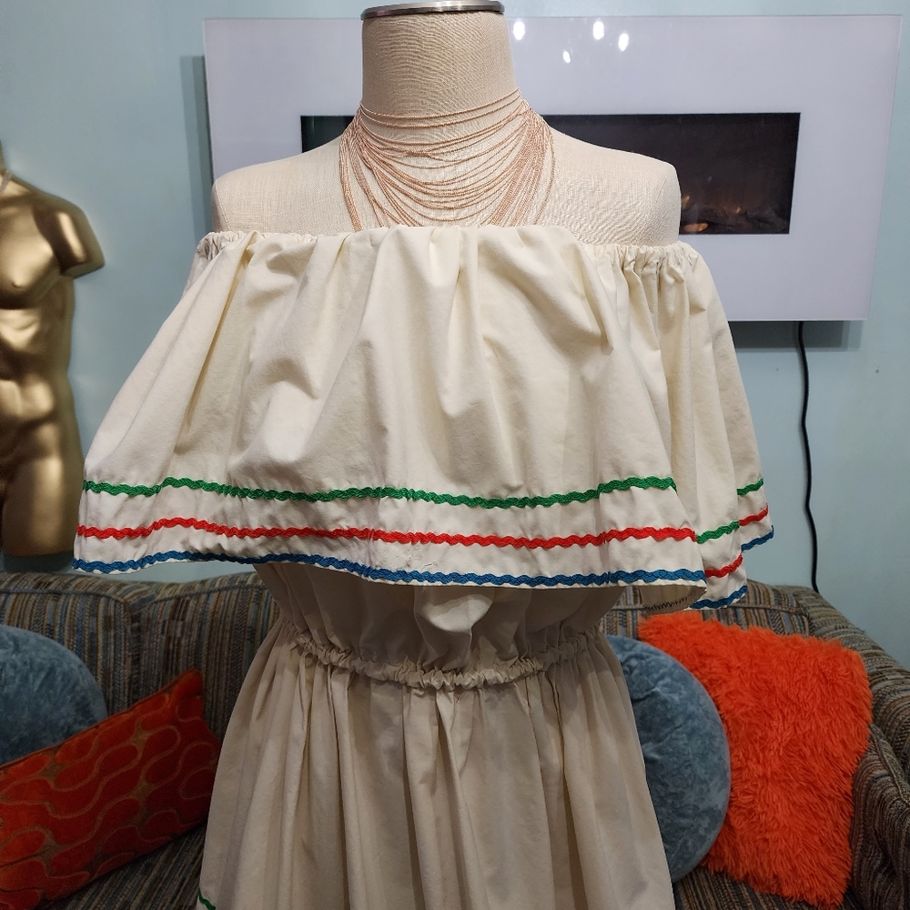 Vintage Ivory Honduran Peasant Off Shoulder tiered Dress Large stretchy waist.